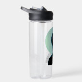 Stylish Woman in Monochromatic Portrait Waterfles (Rechts)