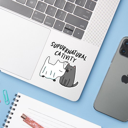 Su-purr-natuurlijke activiteit Funny Cat Pun Sticker (Laptop met iPhone)