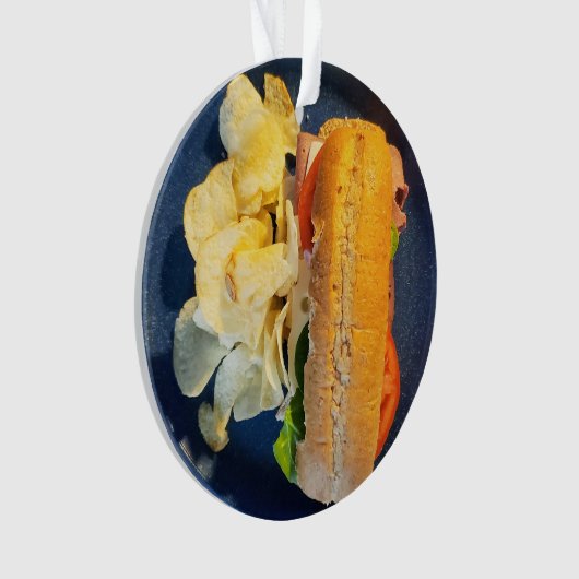 Sub-sandwich en aardappelchips met kerst ornament (voorkant)