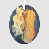 Sub-sandwich en aardappelchips met kerst ornament (voorkant)