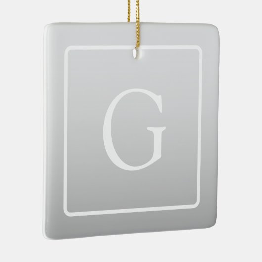 Subtiel Lichtgrijs Gradiënt Achternaam Monogram Keramisch Ornament (Rechts)
