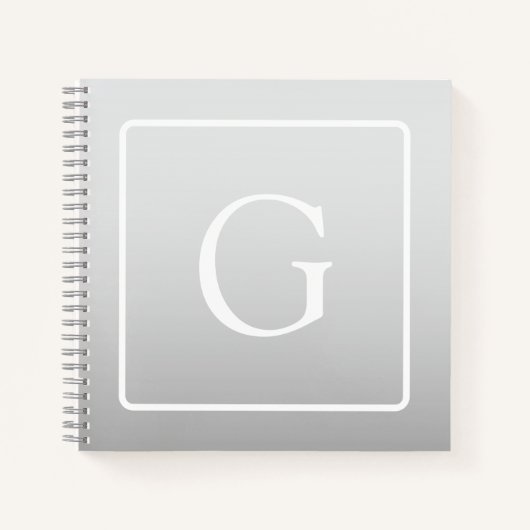 Subtiel Lichtgrijs Gradiënt Achternaam Monogram Notitieboek (Voorkant)