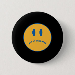 Subtiel triest gezicht tegen Trump Ronde Button 5,7 Cm