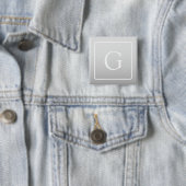 Subtiele lichtgrijze verloop achternaam monogram vierkante button 5,1 cm (In situ)