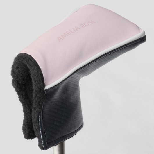 Subtiele roze naam op zachte blush roze golfheadcover (3/4 voorkant)