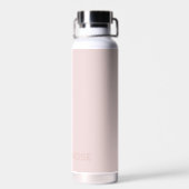 Subtiele roze naam op zachte blushroze waterfles (Achterkant)