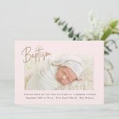 Subtle Cross Dusty Pink Script Baptisme Fotomeisje Kaart (Staand voorkant)