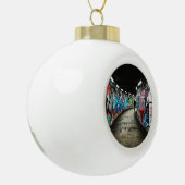 Subway graffiti keramische bal ornament (Links)