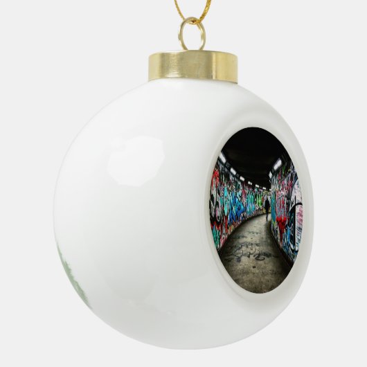Subway graffiti keramische bal ornament (Links)