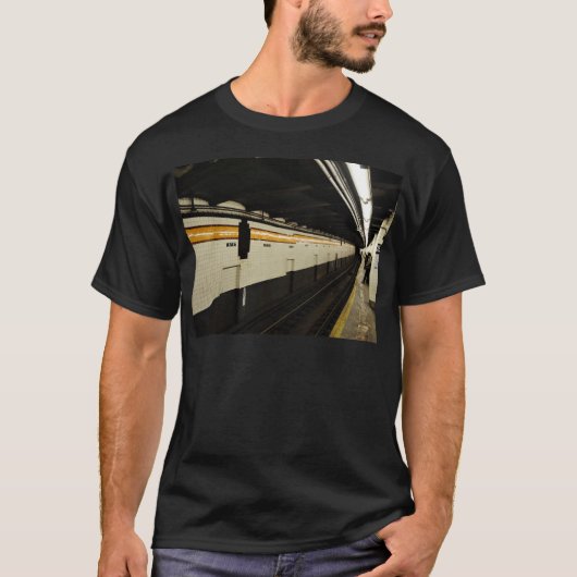 Subwegtunnel met tegelwand t-shirt (Voorkant)