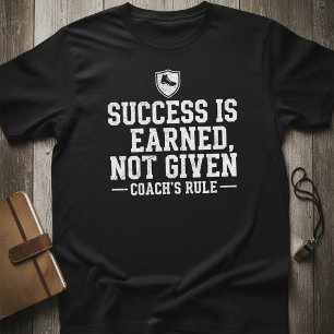 Succes wordt verdiend, niet gegeven — Coach's rege T-shirt