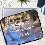 Succesvolle Vrouw Quote Script Gold Coach Foto Laptop Sleeve<br><div class="desc">"Achter elke succesvolle vrouw is zij." Wie heeft Prins Charming nodig? Maak je eigen "gelukkig ooit daarna" en omarm 'meisjeskracht' wanneer je deze kleurrijke inspiratie gebruikt om neopreen-laptophoes te fotograferen. Dit sleeve bestaat uit drie formaten: 15, 13 en 10 inch. Het is een geweldig cadeau voor iemand speciaal! U kunt...</div>