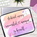 Succesvolle vrouw, roze Ombre Waterverf Typografie Laptop Sleeve<br><div class="desc">"Achter elke succesvolle vrouw zit zichzelf." Dus wie heeft Prince Charming nodig? Maak je eigen "happy ever after" en omarm "girl power" wanneer je deze stijlvolle, kleurrijke inspirerend quote feministische neopreen laptop sleeve gebruikt. Deze laptophoes is verkrijgbaar in drie formaten: 15, 13 en 10 inch. Maakt een geweldig cadeau voor...</div>