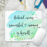 Succesvolle Waterverf van het Manuscript van de Vr Muismat<br><div class="desc">"Achter elke succesvolle vrouw is zij." Wie heeft Prins Charming nodig? Maak je eigen "gelukkig ooit daarna" en omarm 'meisjeskracht' wanneer je deze stijlvolle, kleurrijke inspirerend feministische aangepaste naam mousepad gebruikt met zoete zwarte handgeschreven script typografie die een aqua turquoise blue ombre waterverf splash bedekt. Typ gewoon de naam van...</div>
