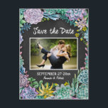 Succulent Chalkboard Wedding Save The Date Kaarten<br><div class="desc">Succulent Chalkboard Wedding Save The Date Kaarten hebben een krijtbord achtergrond met waterverf vetplanten. Verander het afbeelding van het demo-koppel in een van uw eigen. Zie het volledige overeenkomende collectie op deze pagina.</div>