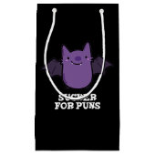 Sucker for Puns Funny Baby Bat Pun Dark BG Klein Cadeauzakje (Voorkant)