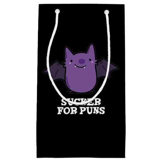 Sucker for Puns Funny Baby Bat Pun Dark BG Klein Cadeauzakje (Voorkant)
