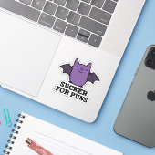 Sucker for Puns Funny Baby Bat Pun Sticker (Laptop met iPhone)