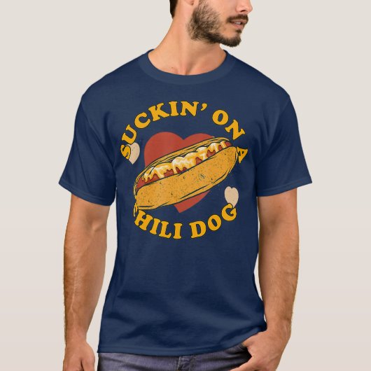 Suckin op een Chili Dog Foodie Funny T-shirt (Voorkant)