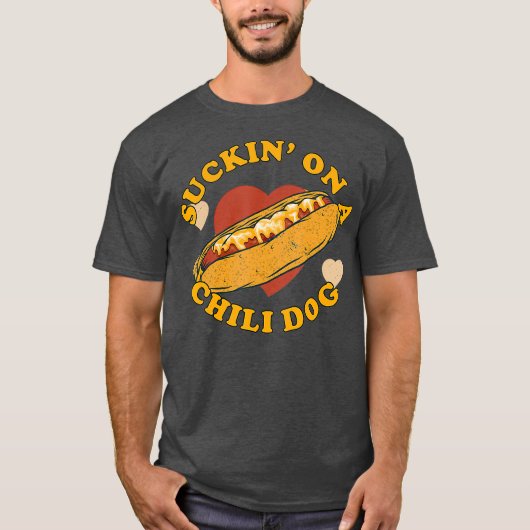 Suckin op een Chili Dog Foodie Funny T-shirt (Voorkant)