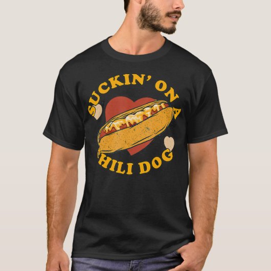 Suckin op een Chili Dog Foodie Funny T-shirt (Voorkant)