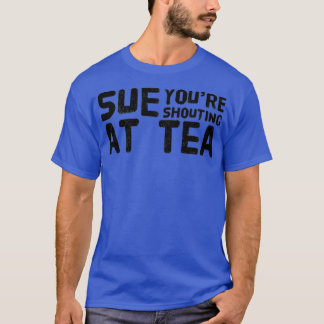 Sue Youre schoudert in Tea T-shirt