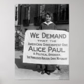 Suffragette met teken ter ondersteuning van Alice Poster (Voorkant)