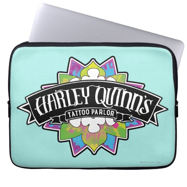 Suicide Squad | Tattoo van Harley Quinn Parlor Lot Laptop Sleeve (Voorkant)