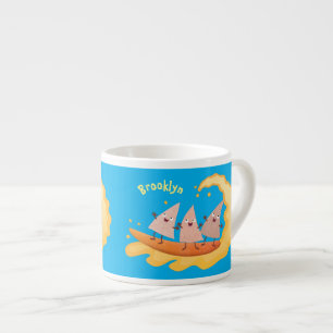 Suikernachos-maïschips surfende cartoon espresso kop