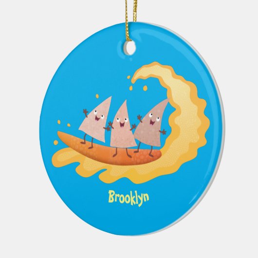 Suikernachos-maïschips surfende cartoon keramisch ornament (Links)