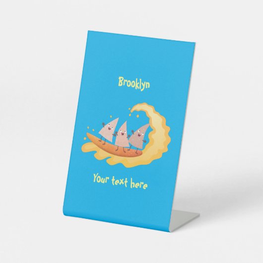 Suikernachos-maïschips surfende cartoon reclamebord met voetstuk (Voorkant)