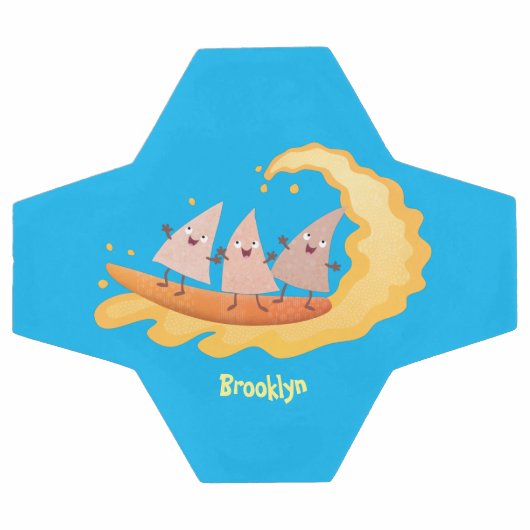 Suikernachos-maïschips surfende cartoon voetbal (Enkel)