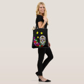 Suikerschedel, bloemen en sterren tote bag (Op model)