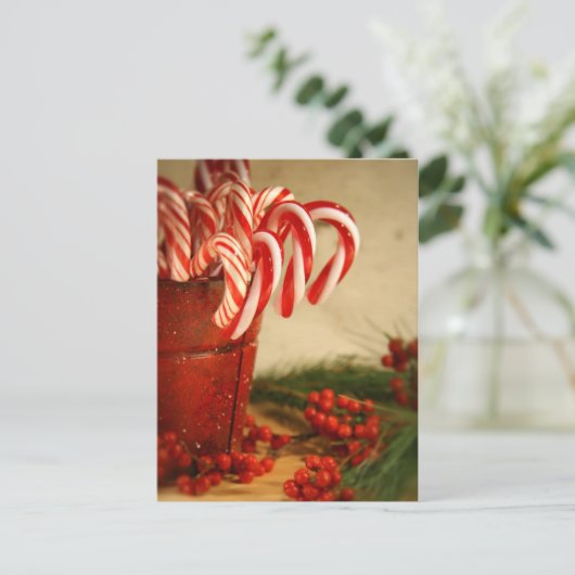 Suikerstokken in rood blik met bessen briefkaart (Staand voorkant)