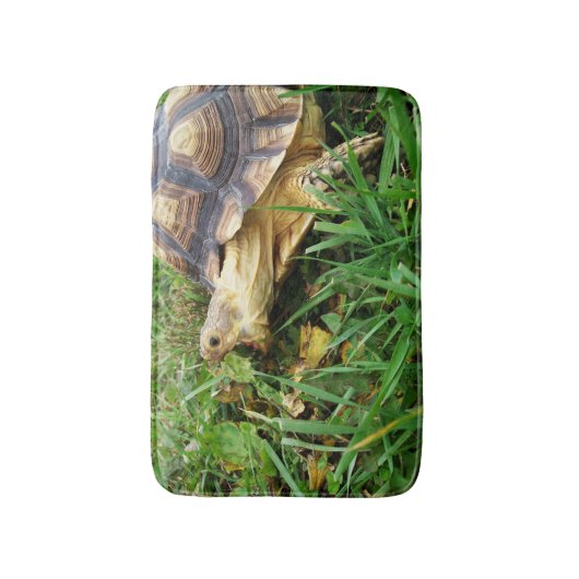 Sulcata Tortoise die een grote bite van Dandelion  Badmat (Voorkant Verticaal)