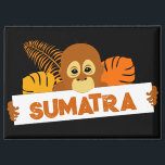 Sumatra Baby orang-oetanmagneet Magneet<br><div class="desc">Super leuke baby orang-oetan magneet. De schattige orang-oetan houdt een bord vast met de tekst SUMATRA. U kunt uw eigen naam of woordkeuze aanpassen en toevoegen. Een geweldig cadeau idee voor orang-oetan liefhebbers.</div>