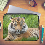 Sumatran Tiger Wildlife Foto Laptop Sleeve<br><div class="desc">Bescherm uw computerlaptop met dit razend sleeve dat het foto-afbeelding van een prachtige Sumatran Tiger,  een bedreigde diersoort,  bevat. Achterzijde van sleeve is zwart. Selecteer de grootte van uw laptophoes.</div>