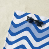 Summer Blue Chevron Zig Zag Stripe Monogram Strandlaken (In situ)