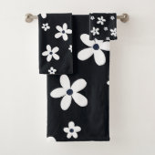 Summer Boho Black White Daisy Flowers Bad Handdoek (Insitu)