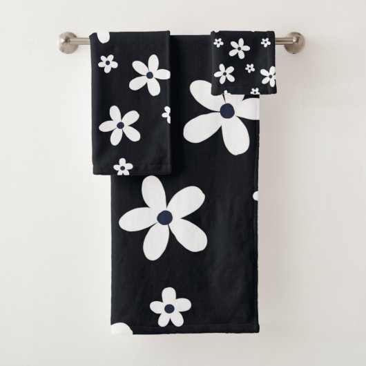 Summer Boho Black White Daisy Flowers Bad Handdoek (Insitu)
