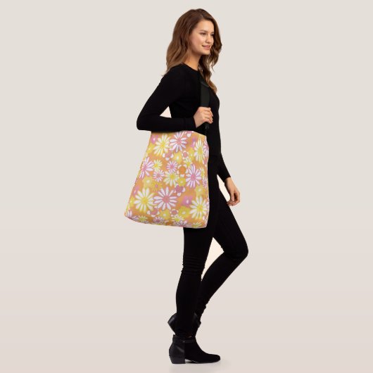 Summer Daisies Cross-Body Canvas tas (Op model)