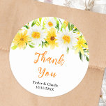 Summer Daisies Floral Wedding Bedankt Ronde Sticker<br><div class="desc">Deze mooie en elegante bruiloft dank u sticker beschikt over waterverf gele bloemen,  witte madeliefjes en gebladerte. De tekst combineert handgeschreven script en serif fonts voor een stijlvolle en moderne look. Dit is perfect voor een lente of zomer rustieke bruiloft.</div>
