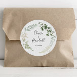 Summer Floral Green Foliage Wedding Ronde Sticker<br><div class="desc">Deze zomerbloemige groene sticker voor de bruiloft van het bladgroen is perfect voor een eenvoudige trouwreceptie. Het ontwerp is voorzien van waterverf groene bladeren en witte bloemen die in artistieke uitziende boekjes zijn gebundeld</div>