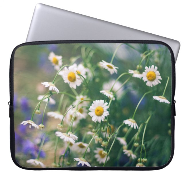 Summer flower pattern in meadow with blue an laptop sleeve (Voorkant)