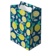 Summer Lemon Pattern in Navy Blue Medium Cadeauzakje (Voorkant Gekanteld)