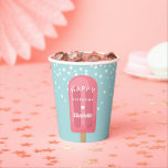 Summer Popsicle Kids Birthday Party Personalized Papieren Bekers<br><div class="desc">Deze leuke,  gepersonaliseerde papierbekertjes zijn ontworpen om aan te sluiten bij de uitnodigingen van de verjaardagsfeestjes van onze kinderen,  en hebben een roze lichtroze pop met de woorden "Happy Birthday [Name]" in witte retro-letters met een hart.</div>