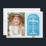 Summer Popsicle Kinderen Birthday Foto Bedankkaart<br><div class="desc">Deze leuke platte dankkaarten zijn ontworpen om aan te sluiten bij de uitnodigingen van de verjaardagsfeestjes van onze kinderen. Ze zijn voorzien van een felblauwe cirkel aan de voorzijde, met de woorden "dank u voor uw koeling met mij", uw eigen boodschap en een handtekening in witte retro-letters. Personaliseer je met...</div>