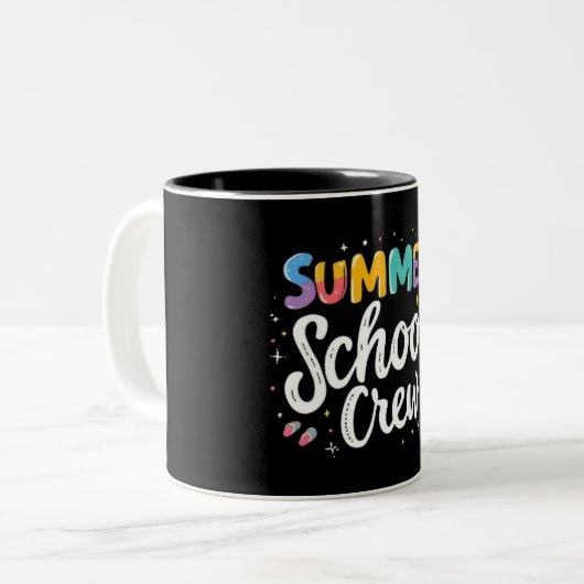 Summer School Crew Mug – Fun Teacher&Student Gift Tweekleurige Koffiemok (Voorkant links)