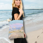 Summer Sunset Beach Tote Bag<br><div class="desc">Breng jezelf naar de serene kustgelukzaligheid van een zomerdag met deze canvas tas met kunstprints, die de essentie van een rustige strandscène vastlegt. De zachte pasteltinten blauw, roze, paarse, bruine en crèmes roepen de kalmerende uitstraling op van een zonsondergang aan de kust of zonsopgang, waar het zachte surf van de...</div>
