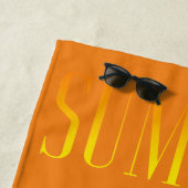 Summer Typography Oranje Yellow Custom Name Strandlaken (In situ)